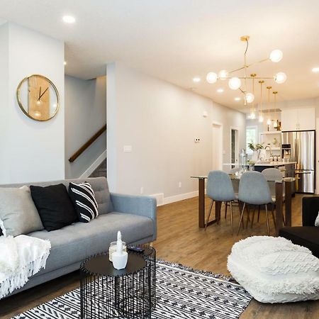 Contemporary Farmhouse Home - King Bed - Double Garage Parking - Free Wifi & Netflix - Long Stays Welcome Edmonton Ngoại thất bức ảnh