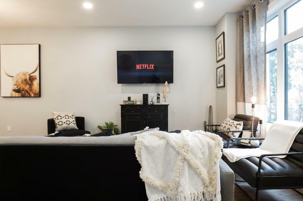 Contemporary Farmhouse Home - King Bed - Double Garage Parking - Free Wifi & Netflix - Long Stays Welcome Edmonton Ngoại thất bức ảnh