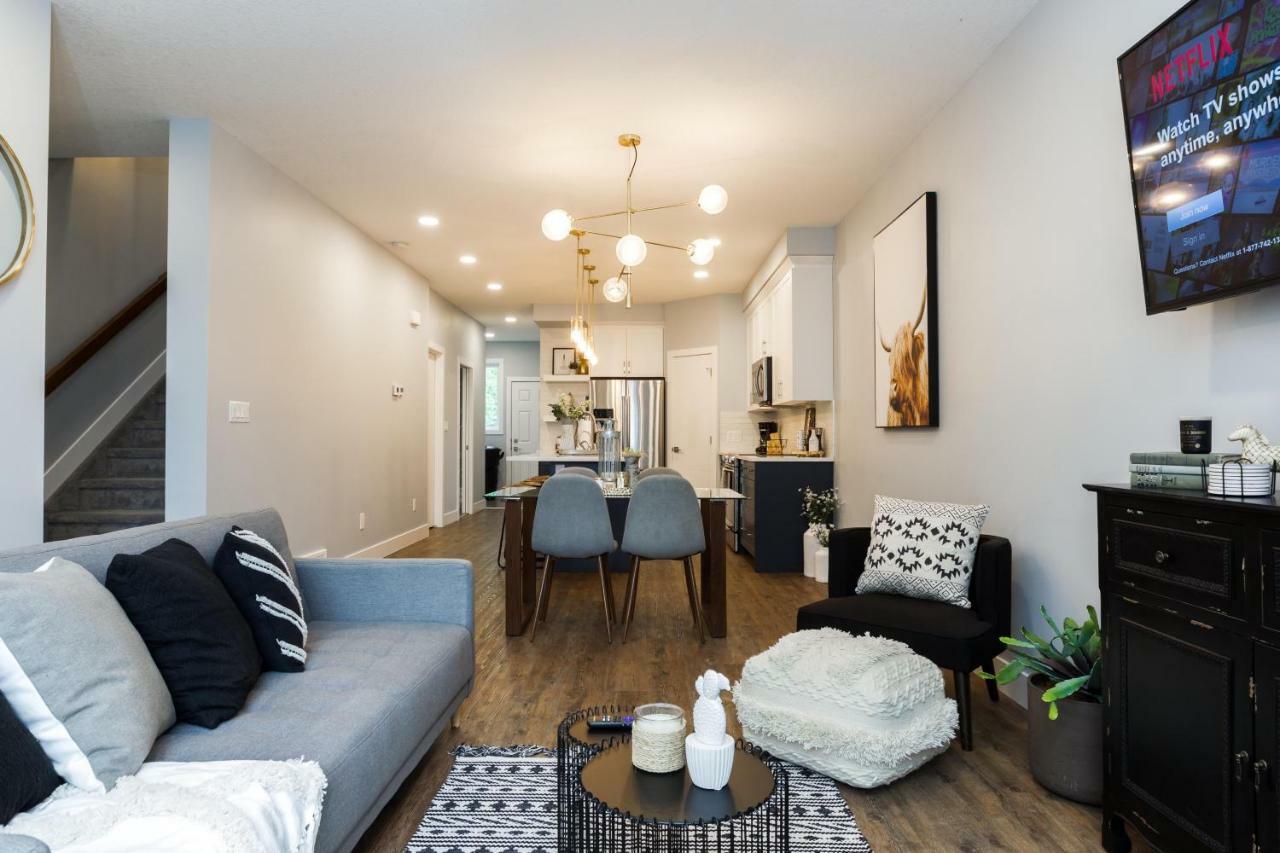 Contemporary Farmhouse Home - King Bed - Double Garage Parking - Free Wifi & Netflix - Long Stays Welcome Edmonton Ngoại thất bức ảnh
