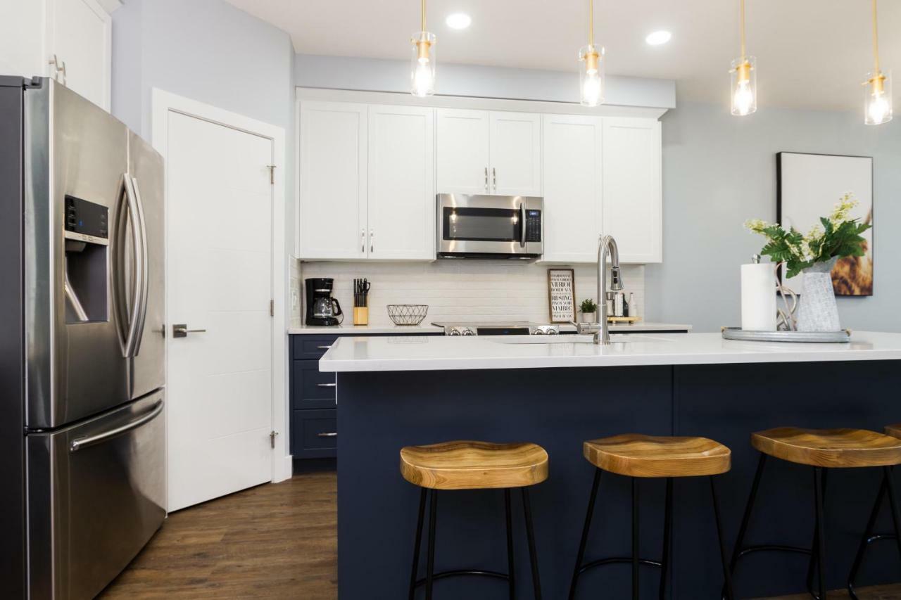 Contemporary Farmhouse Home - King Bed - Double Garage Parking - Free Wifi & Netflix - Long Stays Welcome Edmonton Ngoại thất bức ảnh