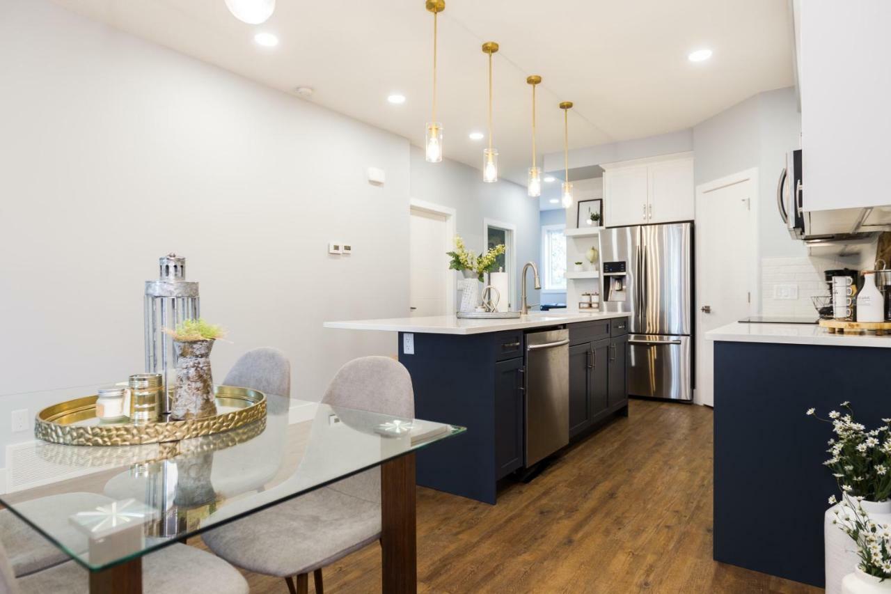 Contemporary Farmhouse Home - King Bed - Double Garage Parking - Free Wifi & Netflix - Long Stays Welcome Edmonton Ngoại thất bức ảnh