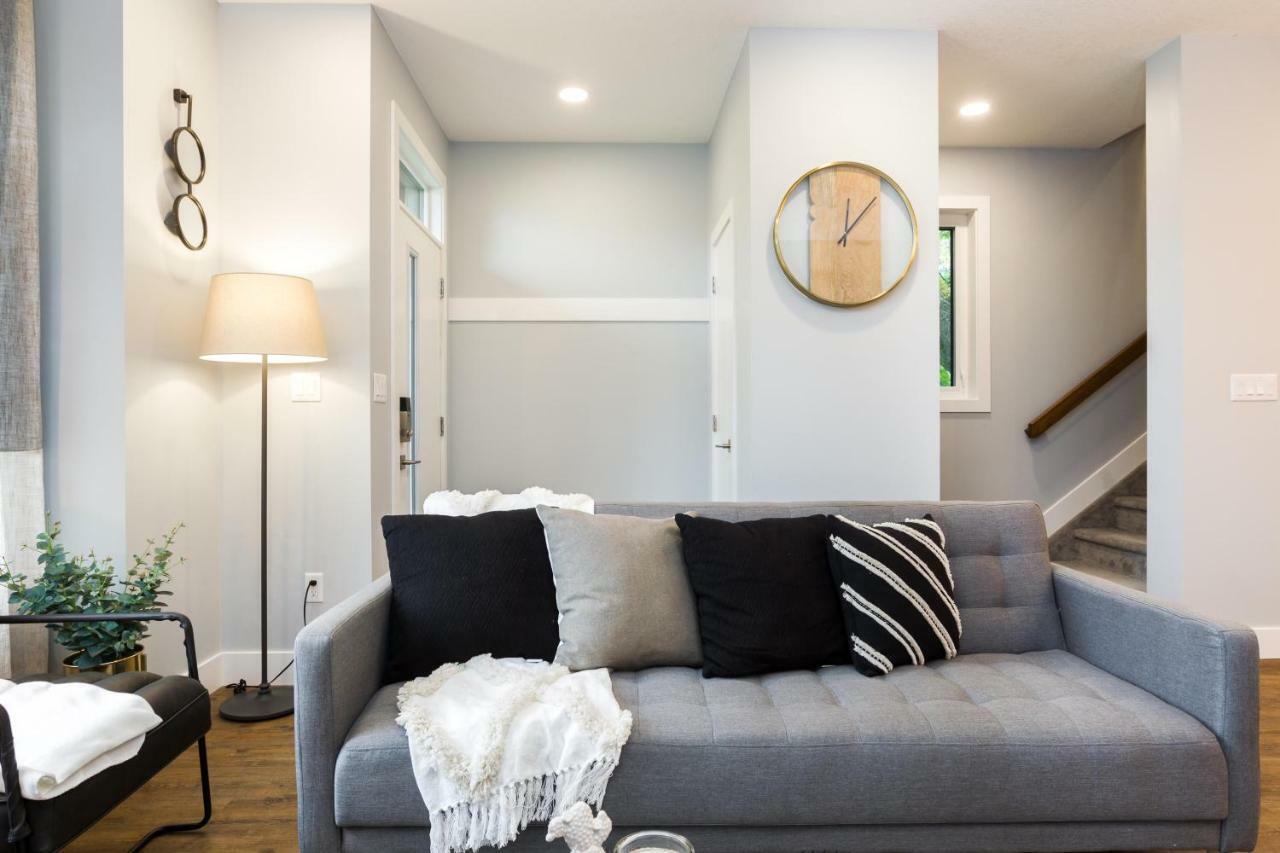 Contemporary Farmhouse Home - King Bed - Double Garage Parking - Free Wifi & Netflix - Long Stays Welcome Edmonton Ngoại thất bức ảnh