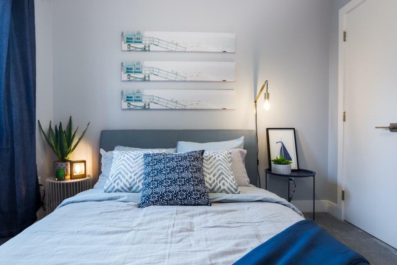 Contemporary Farmhouse Home - King Bed - Double Garage Parking - Free Wifi & Netflix - Long Stays Welcome Edmonton Ngoại thất bức ảnh