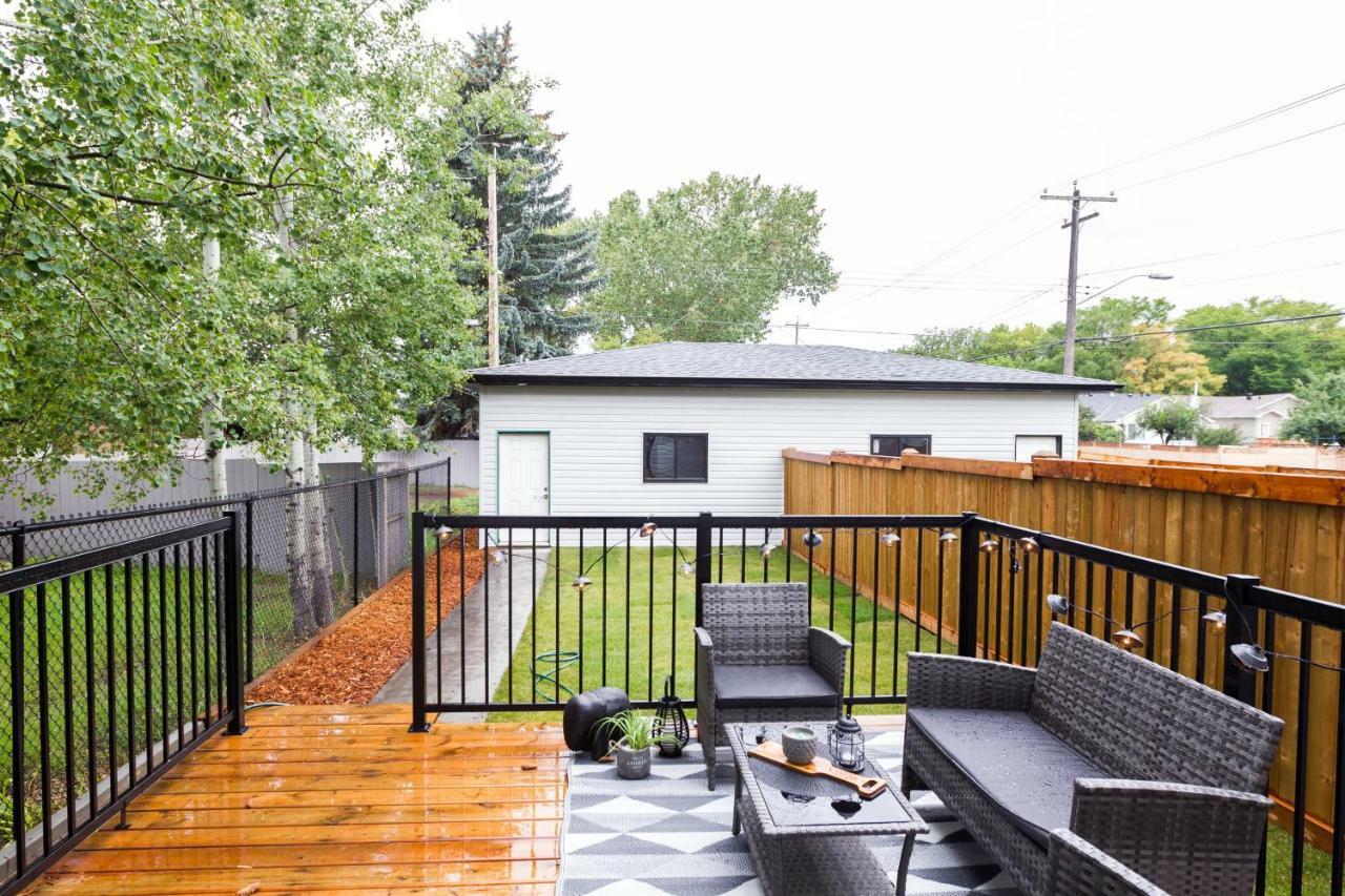 Contemporary Farmhouse Home - King Bed - Double Garage Parking - Free Wifi & Netflix - Long Stays Welcome Edmonton Ngoại thất bức ảnh