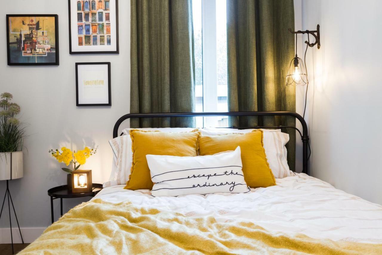Contemporary Farmhouse Home - King Bed - Double Garage Parking - Free Wifi & Netflix - Long Stays Welcome Edmonton Ngoại thất bức ảnh