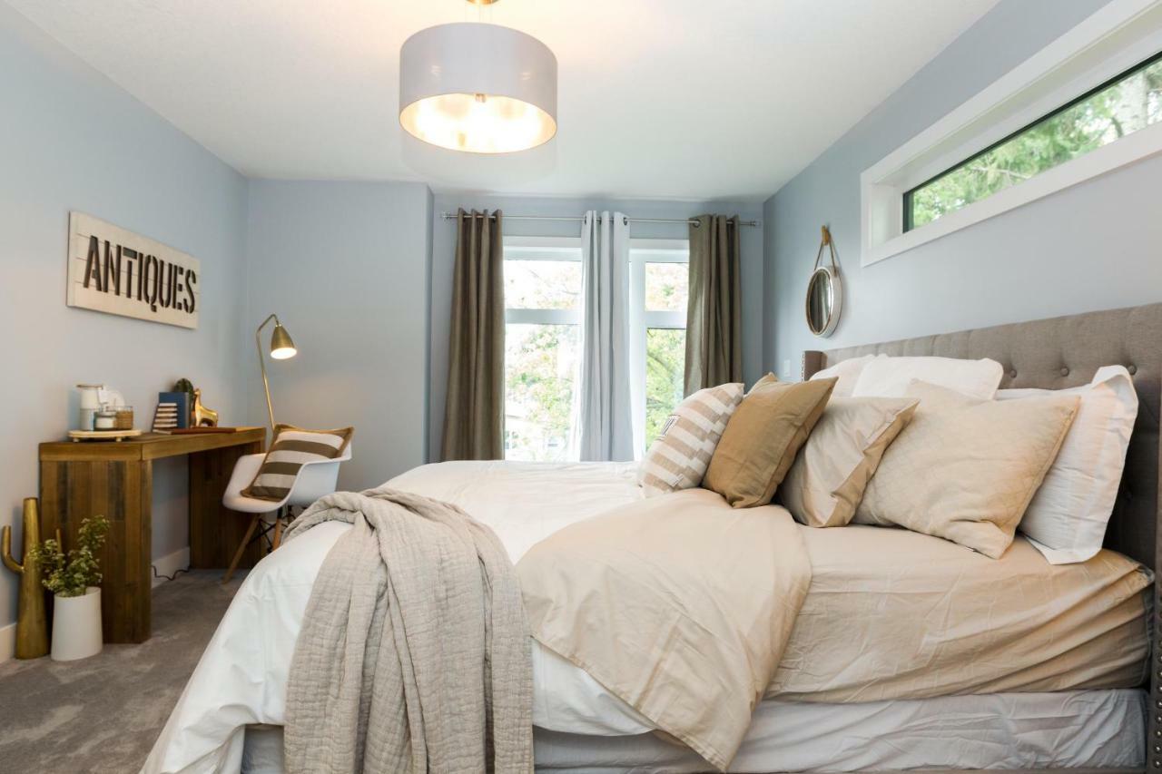 Contemporary Farmhouse Home - King Bed - Double Garage Parking - Free Wifi & Netflix - Long Stays Welcome Edmonton Ngoại thất bức ảnh