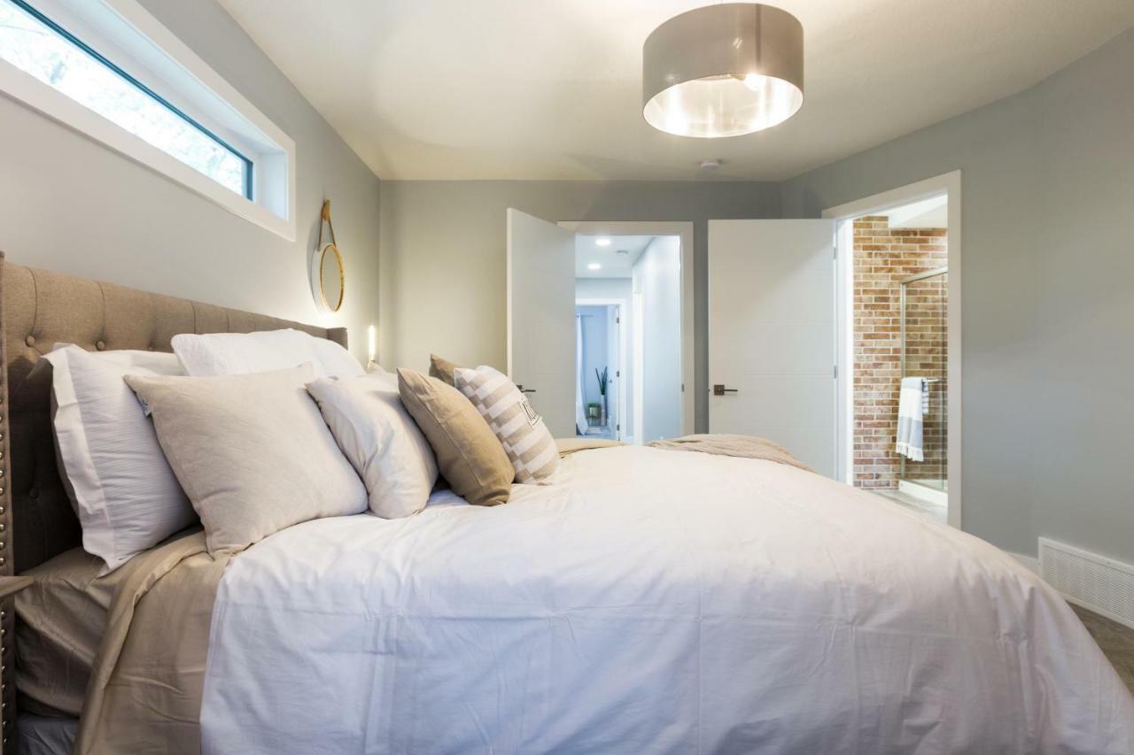 Contemporary Farmhouse Home - King Bed - Double Garage Parking - Free Wifi & Netflix - Long Stays Welcome Edmonton Ngoại thất bức ảnh