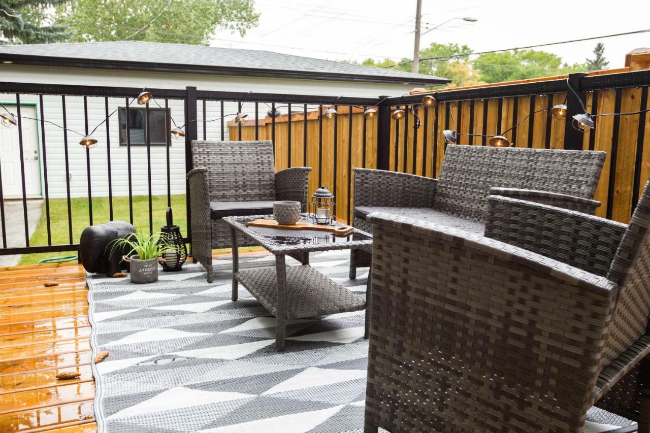 Contemporary Farmhouse Home - King Bed - Double Garage Parking - Free Wifi & Netflix - Long Stays Welcome Edmonton Ngoại thất bức ảnh