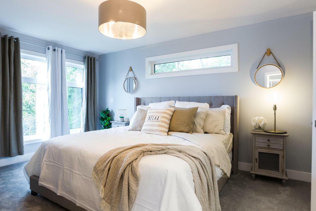 Contemporary Farmhouse Home - King Bed - Double Garage Parking - Free Wifi & Netflix - Long Stays Welcome Edmonton Ngoại thất bức ảnh