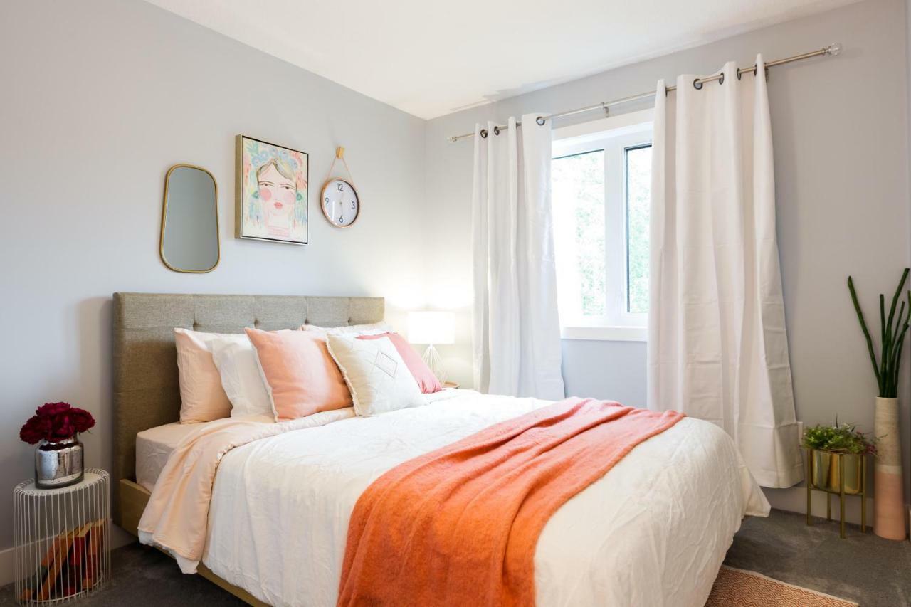 Contemporary Farmhouse Home - King Bed - Double Garage Parking - Free Wifi & Netflix - Long Stays Welcome Edmonton Ngoại thất bức ảnh